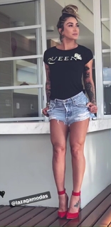 Dani Bolina feet photo thumbnail