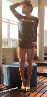 Dani Bolina feet photo thumbnail