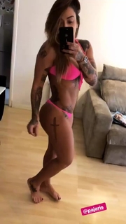 Dani Bolina feet photo thumbnail