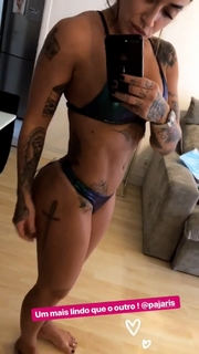 Dani Bolina feet photo thumbnail