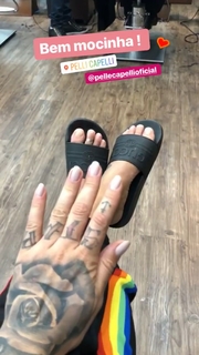 Dani Bolina feet photo thumbnail