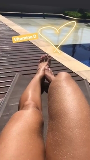 Dani Bolina feet photo thumbnail