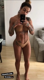 Dani Bolina feet photo thumbnail