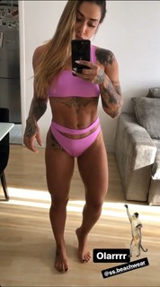 Dani Bolina feet photo thumbnail