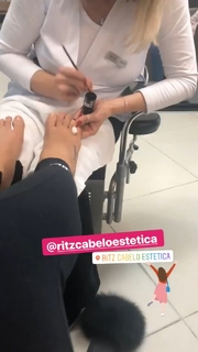 Dani Bolina feet photo thumbnail