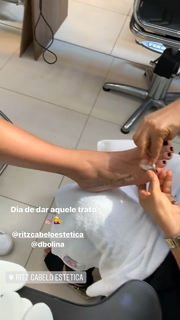 Dani Bolina feet photo thumbnail