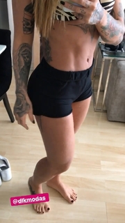 Dani Bolina feet photo thumbnail