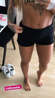 Dani Bolina feet photo thumbnail