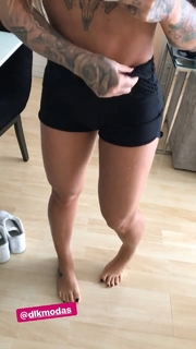 Dani Bolina feet photo thumbnail
