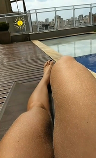 Dani Bolina feet photo thumbnail