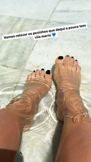 Dani Bolina feet photo thumbnail