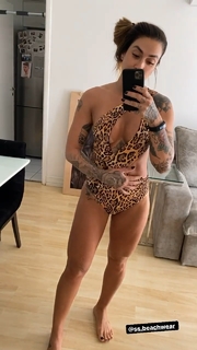 Dani Bolina feet photo thumbnail