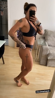 Dani Bolina feet photo thumbnail