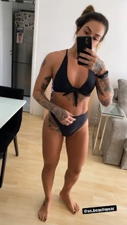 Dani Bolina feet photo thumbnail