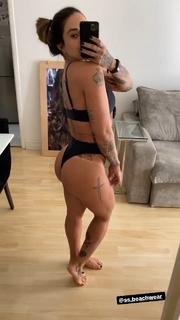 Dani Bolina feet photo thumbnail