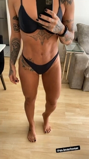 Dani Bolina feet photo thumbnail