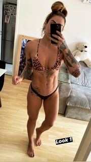Dani Bolina feet photo thumbnail
