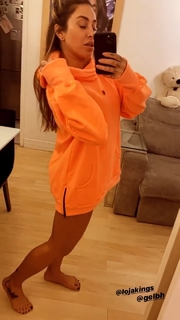 Dani Bolina feet photo thumbnail