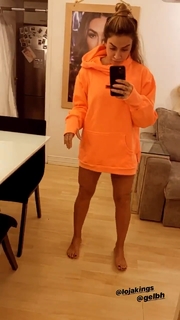 Dani Bolina feet photo thumbnail
