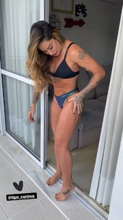 Dani Bolina feet photo thumbnail