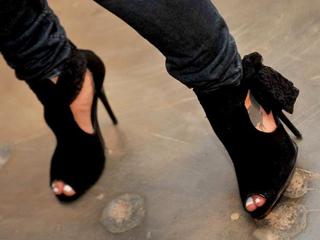 Dani Bolina feet photo thumbnail