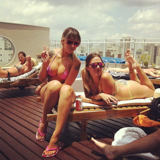 Dani Bolina feet photo thumbnail