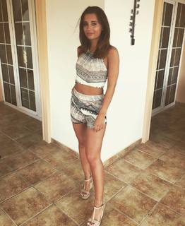 Dani Dyer feet photo thumbnail