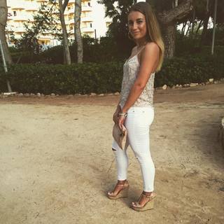 Dani Dyer feet photo thumbnail