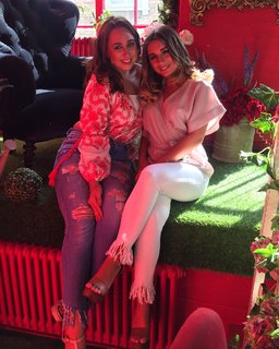 Dani Dyer feet photo thumbnail