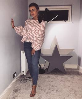 Dani Dyer feet photo thumbnail