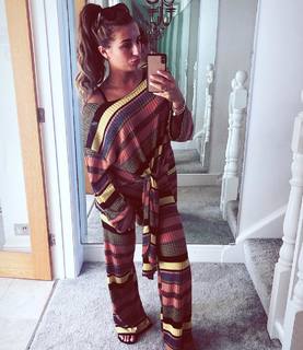 Dani Dyer feet photo thumbnail