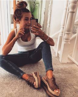 Dani Dyer feet photo thumbnail