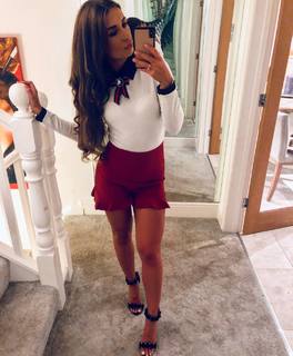 Dani Dyer feet photo thumbnail
