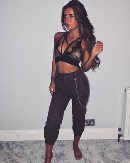 Dani Dyer feet photo thumbnail