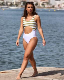 Dani Dyer feet photo thumbnail