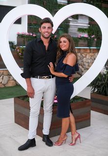 Dani Dyer feet photo thumbnail