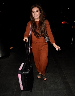 Dani Dyer feet photo thumbnail