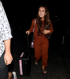 Dani Dyer feet photo thumbnail