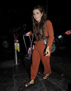 Dani Dyer feet photo thumbnail