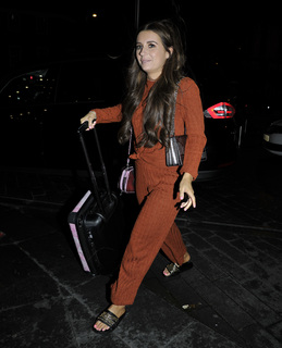 Dani Dyer feet photo thumbnail