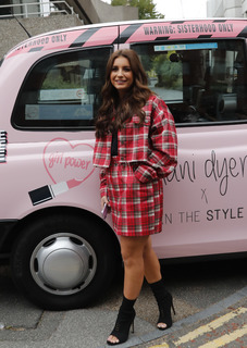 Dani Dyer feet photo thumbnail