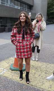 Dani Dyer feet photo thumbnail