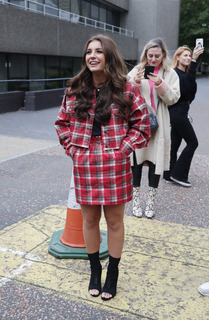 Dani Dyer feet photo thumbnail