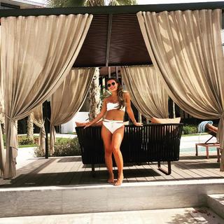 Dani Dyer feet photo thumbnail