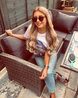 Dani Dyer feet photo thumbnail