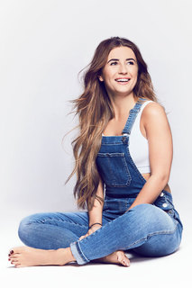 Dani Dyer feet photo thumbnail