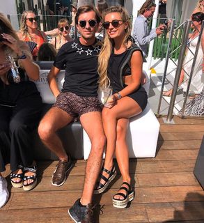 Dani Dyer feet photo thumbnail
