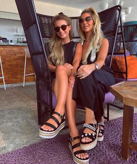 Dani Dyer feet photo thumbnail