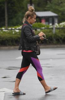 Dani Dyer feet photo thumbnail