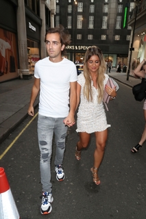 Dani Dyer feet photo thumbnail
